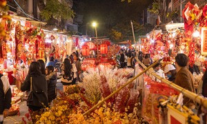 Người Hà Nội sắm Tết khuya, phố Hàng Mã nhộn nhịp, rực rỡ đến đêm
