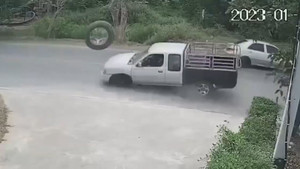 Bánh xe bán tải bay lên không trung, đâm thủng mái nhà dân ở Thái Lan