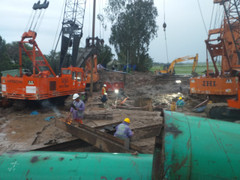 Bé trai lọt xuống trụ bê tông sâu 35m: Mưa lớn làm ảnh hưởng công tác cứu nạn