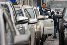 Hà Nội: Ô tô xếp hàng dài, chờ hơn 8 giờ đồng hồ vẫn chưa đến lượt đăng kiểm