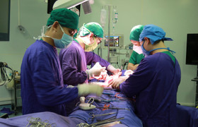 Bóc khối u 6 kg, chiếm gần hết ổ bụng cho cụ ông 71 tuổi 