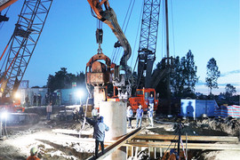 Vì sao cứu hộ bé trai 10 tuổi lọt xuống trụ bê tông sâu 35m mất nhiều thời gian?