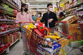 Siêu thị mở cửa xuyên Tết