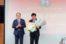 Nguyên Tổng Giám đốc VOV Nguyễn Thế Kỷ nhận Huy hiệu 30 năm tuổi Đảng