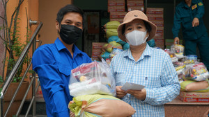 Trao hơi ấm Tết cho người nghèo ở TP.HCM