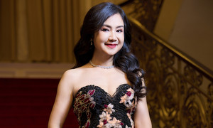 NSND Thu Hà khoe vai trần gợi cảm ở tuổi 54