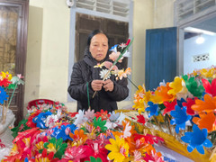 Rực rỡ sắc màu Tết tại làng nghề hoa giấy hơn 300 tuổi ở cố đô Huế