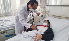 Ăn gà rán, uống trà sữa liên hoan tại lớp, gần 20 học sinh nhập viện