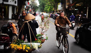 Những chiếc xe hoa chở mùa xuân trên phố Hà Nội ngày giáp Tết