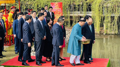 Chủ tịch nước dâng hương, thả cá cùng kiều bào tại Hoàng Thành Thăng Long