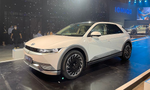 Chiêm ngưỡng khả năng chạy ngang, chéo và xoay 360 độ của Hyundai Ioniq 5