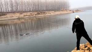 Dùng cần câu cứu cô gái đuối nước