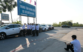 Người Hà Nội sang tỉnh lân cận đăng kiểm vẫn không thoát cảnh chờ 10 tiếng