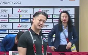 Thành viên ban huấn luyện Thái Lan khiêu khích phóng viên Việt Nam