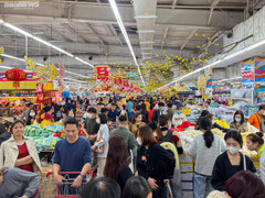 Hà Nội: Biển người đổ về siêu thị mua sắm Tết