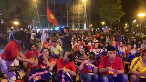 Hàng nghìn người đổ về trung tâm TP.HCM tiếp lửa cho tuyển Việt Nam