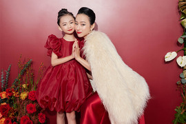 Angela Phương Trinh chăm chỉ đưa con gái nuôi chạy show cuối năm 