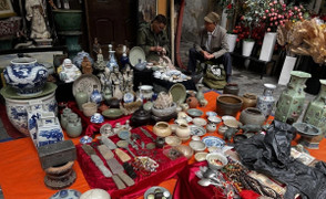 Du xuân Hà Nội: Đi chợ Tết mua đồ cũ