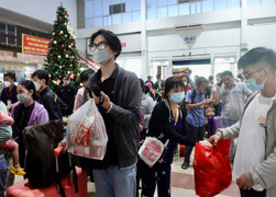 Ga Sài Gòn đông đúc, nhiều khách đến trước hàng tiếng chờ tàu về quê đón Tết