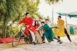 Lý Hải và dàn sao 'Lật mặt' mặc áo dài đón năm mới