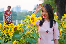 TP.HCM: Người dân đổ xô 'check-in' đường hoa xuân Phú Mỹ Hưng ngày khai mạc 