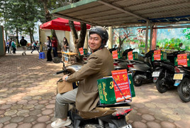 Giáo viên xúc động vì quà Tết được ban giám hiệu bí mật buộc lên xe 