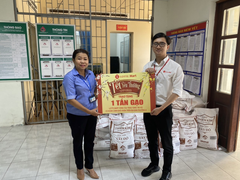 LOTTE Mart trao tặng 15 tấn gạo cho các hộ gia đình khó khăn