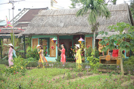 Du khách xúng xính áo dài, đi chợ Tết xưa ở phố cổ Hội An