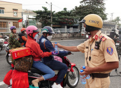 Trên đường về quê đón Tết, được CSGT tiếp nước và tặng mũ bảo hiểm
