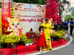 Mang Tết đến với người bệnh bằng đường hoa giữa lòng bệnh viện