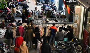 Chen chân mua quần áo giảm giá