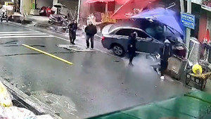 Ô tô lao như tên bắn, 4 người đi bộ thoát chết trong gang tấc