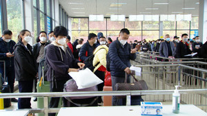 Người Việt ở Trung Quốc vui mừng về quê đón Tết