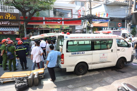 Ảnh: Hiện trường sập cửa hàng Circle K ở TP.HCM khiến một học sinh lớp 9 tử vong