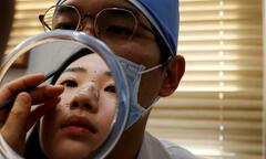 Người Hàn Quốc trả giá đắt cho nỗi ám ảnh ngoại hình