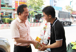 Lãnh đạo một trường ở TP.HCM đến tận nơi sinh viên làm thêm tặng quà Tết