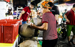 Phận cửu vạn kéo hàng xuyên đêm đông giá rét, vẫn lo cái Tết thiếu bánh chưng