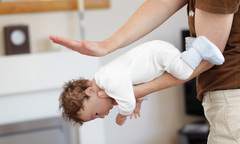 Cách xử lý khi trẻ bị hóc dị vật trong ngày Tết