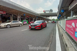 Sân bay Tân Sơn Nhất rất lạ chiều 29 Tết