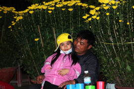 Đêm muộn 29 Tết, tiểu thương gắng gượng ngồi trong gió rét ngóng khách mua hoa