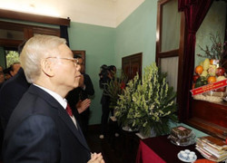 Tổng Bí thư dâng hương tưởng niệm Chủ tịch Hồ Chí Minh