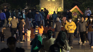 Người Hà Nội đổ về Hồ Gươm chờ ngắm pháo hoa đêm giao thừa