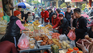 'Chợ nhà giàu' nườm nượp người dân đi mua đồ lễ ngày 30 Tết