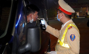 CSGT kiên quyết xử lý nghiêm, kiểm tra nồng độ cồn mọi khung giờ trong dịp Tết