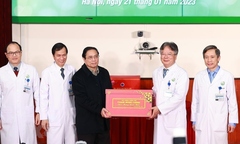 Thủ tướng thăm, chúc Tết tại Bệnh viện Bệnh nhiệt đới Trung ương