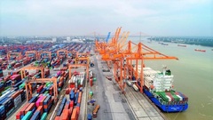 Cảng biển tất bật đón khách xông đất đầu năm mới