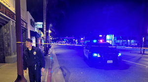 Nghi phạm tự sát trong xe sau vụ xả súng đêm giao thừa ở California