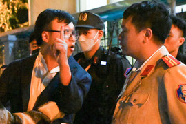 Vi phạm nồng độ cồn ngày Tết, tài xế lớn tiếng với cảnh sát