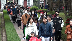 Người dân Thủ đô nô nức đi lễ cầu an đầu năm mới