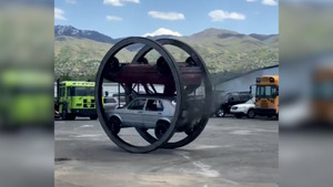 Chiếc xe quái dị chạy theo vòng tròn ở Mỹ